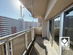 南西向きバルコニーで陽当たり、風通し良好。奥行きがあり広々としているため、お洗濯物をたっぷりと干す事ができます。