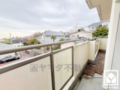 広々バルコニーでお洗濯物をたっぷりと干す事ができます。