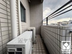 キッチン横には勝手口があり、換気やゴミ出しなどに便利です。エアコンが設置できるので、快適な環境でお料理に集中できます。