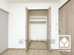 クローゼットは奥行きがあるので、収納力も申し分ありません。