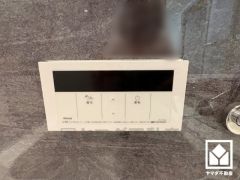 浴室側の給湯器リモコン。優先ボタン付きなので、不意の温度変更を防げます。