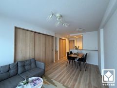 心地よい空間が広がるリビングで、家族みんなが快適に過ごせる時間を提供。