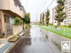 前面道路幅員約6.0mとゆったりとした広さがあるのでファミリーカー等の車の出入れも楽にできます。