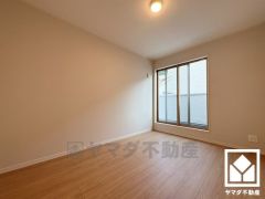 約6帖の2階中央洋室です。バルコニーにつながるお部屋で、通風・陽当たり良好です。