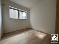 約4.24帖の2階洋室です。全居室に窓がございます。明るい陽光がたっぷり差し込む心地よい生活空間です。