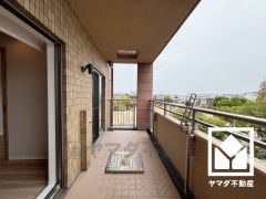 東側バルコニーのため、朝日が気持ちよく入り爽やかな一日を始められます。広々としているため、お洗濯物もたっぷりと干す事ができます。