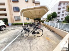 屋根付き駐輪場なので、雨や風、直射日光から自転車を守ることができます。