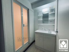 小さなお子様のお風呂上りもこのスペースがあればゆったりとして頂けます。室内洗濯機置場がございますので、天候に左右されず洗濯していただけます。