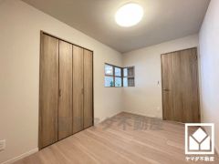 リビングに向かって室内窓があり、自然光を取り込むことができる明るいお部屋になっています。ご家族との繋がりも感じることができる、おしゃれな空間です。