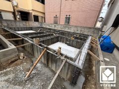 3面鏡の洗面台がございます。シャワー水栓付きなので、忙しい朝でも身支度がしやすく時短になります。