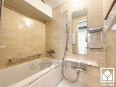 1日の疲れを癒す浴室でゆったりリフレッシュ。ナチュラルな木目調のパネルは落ち着いた雰囲気を演出してくれます。