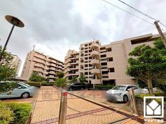 家族との時間も、自分だけの時間も心地よく過ごせる。シンプルで飽きのこない設計が、暮らしに余白をもたらします。この住宅は、日々の暮らしをそっと支えてくれます。