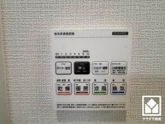 浴室暖房乾燥機付き。真冬の寒い浴室を暖かく、また雨の日の洗濯物の乾燥にと多用途に活躍する機能です。