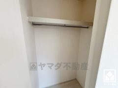 新たに家具を買わなくても良いので、ハンガーパイプ付きのクローゼットは嬉しいですね。