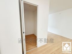 クローゼットは奥行きがあるので、収納力も申し分ありません。