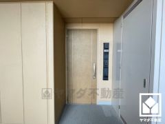 シンプルで洗練された玄関デザイン。帰るたびにホッとできる、心地よい住まいの入り口。