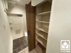 廊下にも収納があり、住空間を広々お使いいただけます。