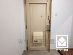 玄関は防犯面に配慮されたダブルロックドアです。