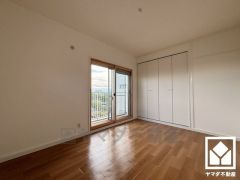 バルコニーにつながるお部屋で、通風・陽当たり良好。