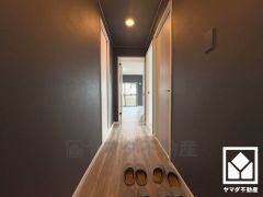 シンプルで洗練された玄関デザイン。帰るたびにホッとできる、心地よい住まいの入り口。