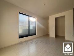 バルコニーにつながるお部屋で、通風・陽当たり良好。