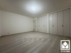 約11.25帖の洋室です。全居室にクローゼットがございますので、お部屋の広さを最大限に活用できます。