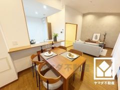 広々15.6帖のLDKが魅力。最上階だけの勾配天井高仕様で開放感があります。家族全員がリラックスできる、ゆったりとした快適リビングで温かい団らんの時間を。