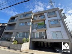 陽光に映える美しい外観。街並みに馴染みながらも、ひときわ目を引く存在感。