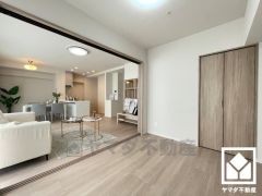 約5帖の洋室です。全居室にクローゼットがございますので、お部屋の広さを最大限に活用できます。