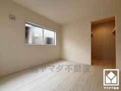 約5.625帖の2階洋室です。全居室に窓がございます。明るい陽光がたっぷり差し込む心地よい生活空間です。