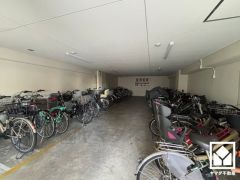 屋内駐輪場なので、雨や風、直射日光から自転車を守ることができます。ご成約でヤマダポイントプレゼント中です。お問合せお待ちしております。