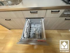 毎日の家事の負担を軽減でき、水道代の節約にもなる食器洗乾燥機付き。