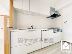 調理に手間がかかりがちな肉や魚を、短時間でサッと焼き上げることができるグリル付き。