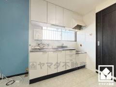 キッチンは窓がございますので、昼間は手元が明るく、お料理がはかどります。