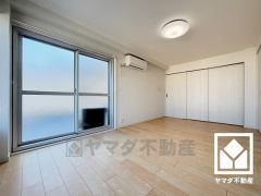 バルコニーにつながるお部屋で、通風・陽当たり良好。リビングと隣接しており、一体利用も可能です。