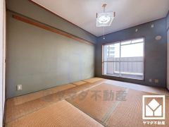 バルコニーにつながるお部屋で、通風・陽当たり良好。