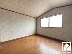 たっぷり収納できる約4.5帖の屋根裏収納部屋付きだから、家の中をもっとスッキリ。季節の荷物や趣味の道具もしっかり収納。