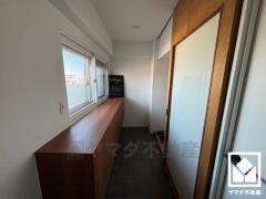 広々とした土間玄関にはワイドなシューズボックスを完備。家族の靴もしっかり収納できるので、玄関がいつも片付き、気持ちよくお客様を迎えられます。内窓を採用し、採光を確保しながら断熱効果を高めます。