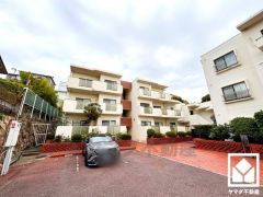 敷地内に駐車場を完備。重い荷物や雨の日の移動もスムーズで、快適なカーライフを実現。