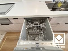 毎日の家事の負担を軽減でき、水道代の節約にもなる深型の食器洗乾燥機付き。