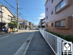 敷地内に地下駐車場を完備。重い荷物や雨の日の移動もスムーズで、快適なカーライフを実現。現在、駐車場に空きがございます。空き状況は変動いたしますので、詳細は弊社スタッフまでお気軽にお問い合わせください。