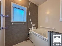 1日の疲れを癒す浴室でゆったりリフレッシュ。大きな窓が付いているので、こもりがちな湿気もすぐ取り除くことができます。