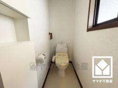 明るく清潔感溢れるトイレです。温水洗浄便座付きで、季節を問わずいつでも温かい便座をお使いいただけます。