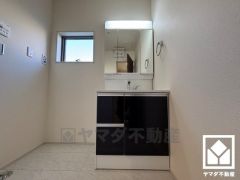 収納付きでスッキリお使い頂ける3面鏡の洗面台です。洗面ボウルが広めなので、忙しい朝でも身支度がしやすく時短になります。