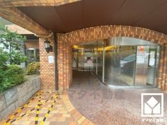 上質な素材と洗練されたデザインが織りなすエントランス。住まう人の誇りを感じさせる、優雅な迎えの空間。