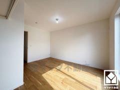 約8帖の3階洋室です。全居室6帖以上のゆとりある居住空間?で、広々お使いいただけます。