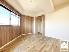 約7.2帖の洋室です。全居室に窓がございます。明るい陽光がたっぷり差し込む心地よい生活空間です。