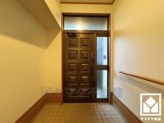 欄間・袖から光が差し込み、外出時にも帰宅時にも、明るい気持ちになれる玄関です。