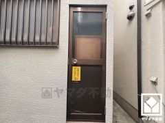 キッチン横には勝手口があり、ゴミ出しなどに便利です。