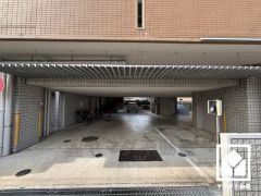 敷地内に駐車場を完備（月額10000円）。現在、駐車場に空きがございます。空き状況は変動いたしますので、詳細は弊社スタッフまでお気軽にお問い合わせください。